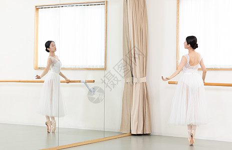 芭蕾舞老师面对着镜子练习舞蹈图片素材
