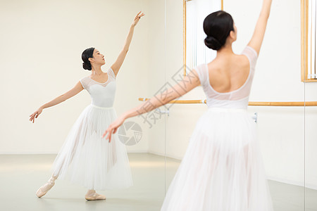 芭蕾舞老师面对着镜子练习舞蹈图片素材