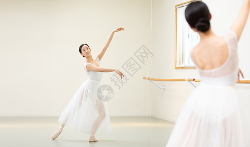 芭蕾舞老师面对着镜子练习舞蹈图片素材