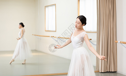 芭蕾舞老师面对着镜子练习舞蹈图片
