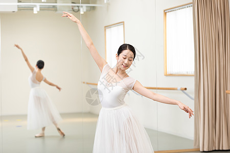 芭蕾舞老师面对着镜子练习舞蹈图片素材