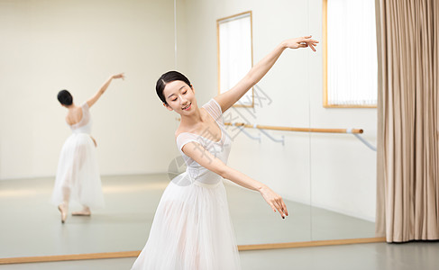 芭蕾舞老师面对着镜子练习舞蹈图片素材