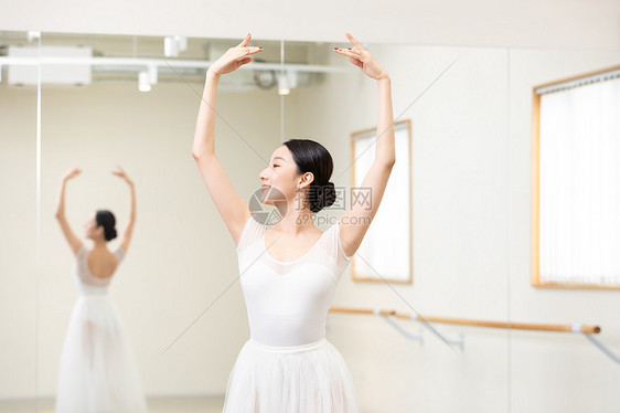 芭蕾舞老师面对着镜子练习舞蹈图片