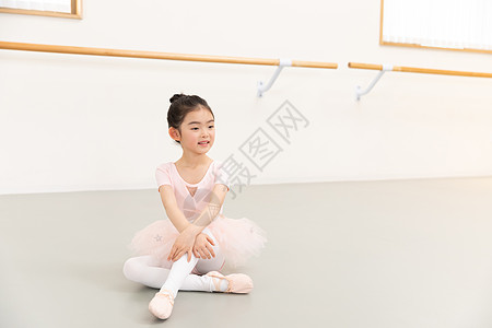 凳子上跳芭蕾舞跳芭蕾舞的可爱小女孩形象背景