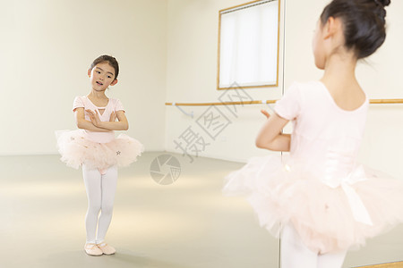 舞蹈室练习芭蕾舞的小女孩图片