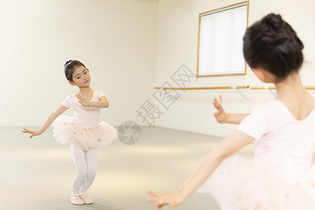 舞蹈室练习芭蕾舞的小女孩背景图片
