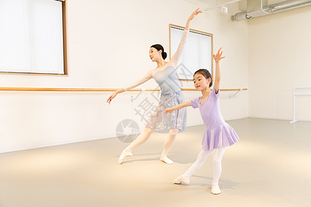 艺术模特舞蹈老师指导小女孩跳芭蕾舞背景