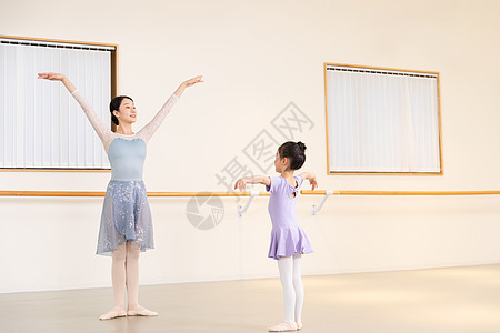 芭蕾舞老师舞蹈教学图片
