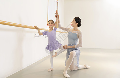 舞蹈表演培训芭蕾舞老师纠正小女孩芭蕾舞动作背景