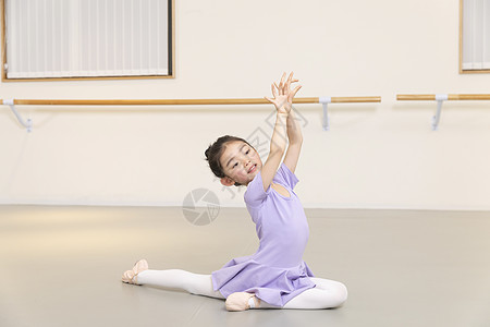 运动舞蹈舞蹈室练习芭蕾舞的小女孩背景