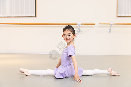 少儿艺术舞蹈室练习芭蕾舞的小女孩背景