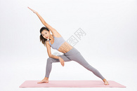 女性瑜伽锻炼瘦身图片