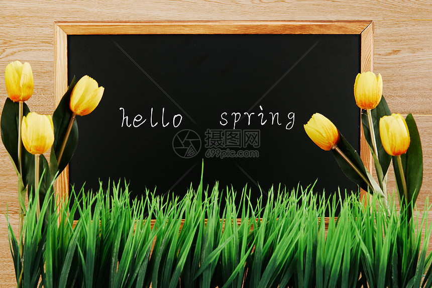 写着hello spring的黑板图片