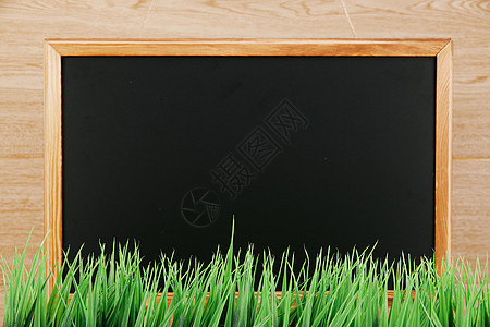绿草和黑板背景素材图片