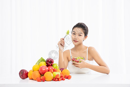 饮食搭配年轻女性减肥瘦身吃沙拉背景