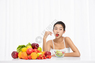 年轻女性减肥瘦身吃沙拉图片