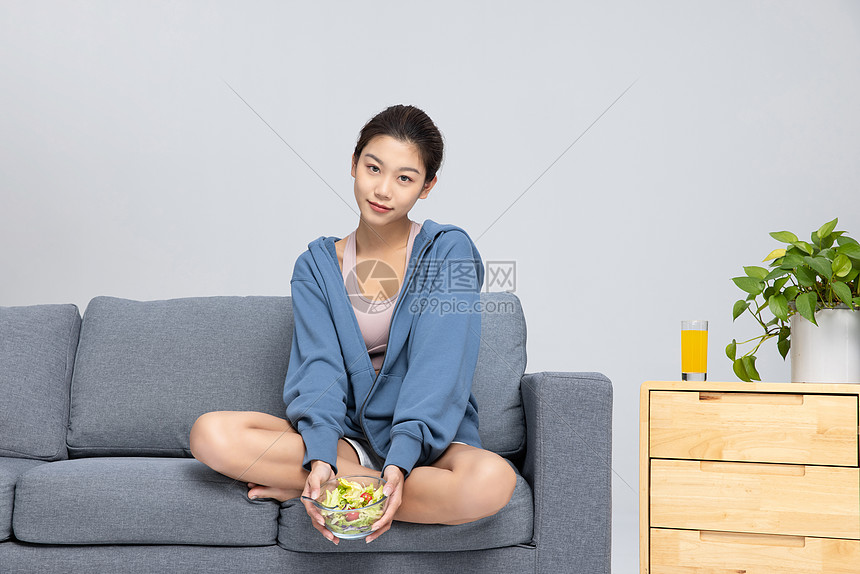 居家吃沙拉减肥的年轻女性图片