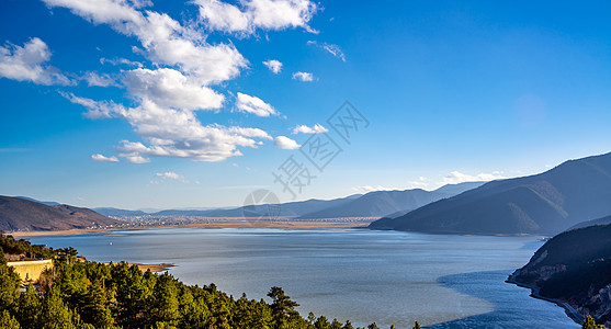 拍摄于云南香格里拉纳帕海晴空素材背景图片