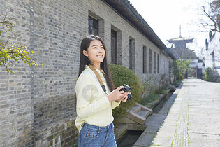 美女大学生背着相机一个人旅行图片