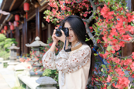 美女大学生一个人旅行拍照图片