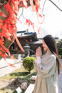 美女大学生一个人旅行逛寺庙祭拜背景图片