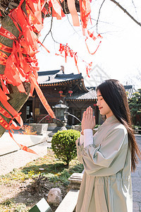 美女大学生一个人旅行逛寺庙祭拜图片