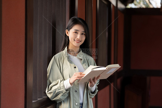 美女游客大学生春游看书图片