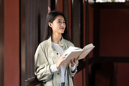 潮人街拍美女游客大学生春游看书学习背景