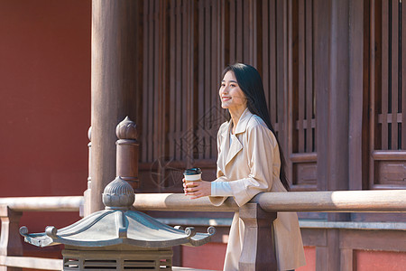 美女大学生旅行喝咖啡图片