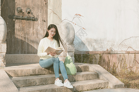 美女游客大学生春游看书背景图片