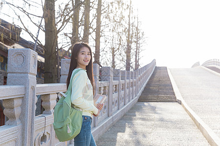 美女大学生旅行春游图片