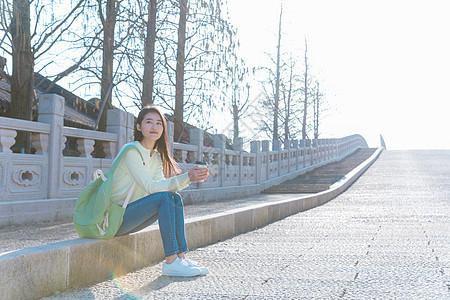 美女大学生旅行春游图片