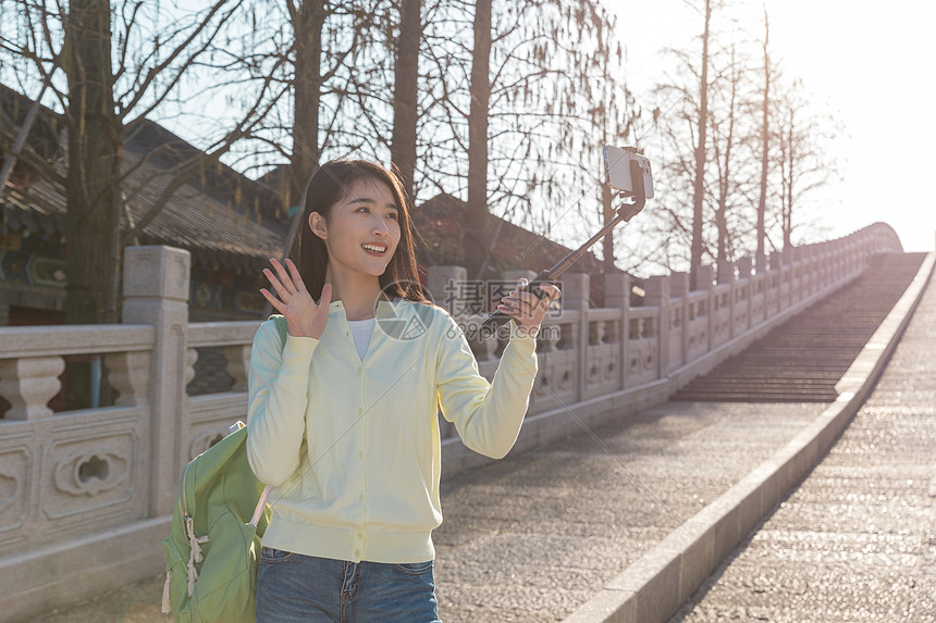 美女大学生春游拿自拍杆拍照图片