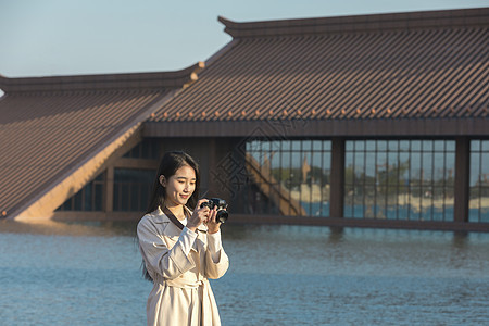 美女大学生一个人旅行拍照图片