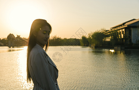 日落美女大学生旅行图片