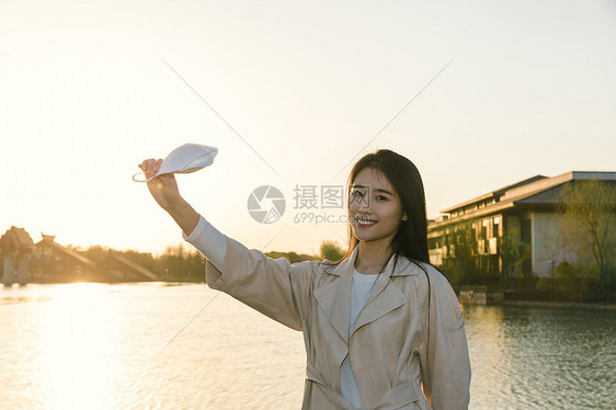 美女大学生旅行摘掉口罩图片