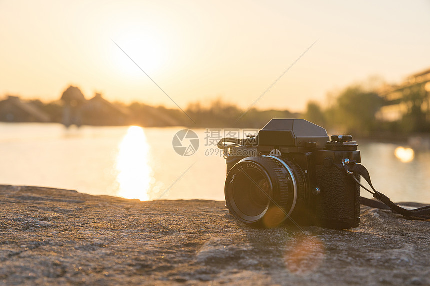 夕阳落日下的复古相机图片