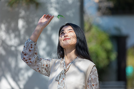 美女大学生一个人旅行踏青图片