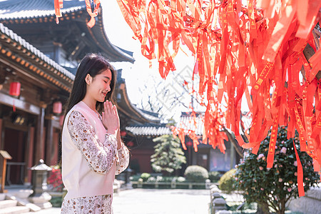 美女大学生一个人旅行逛寺庙祭拜图片