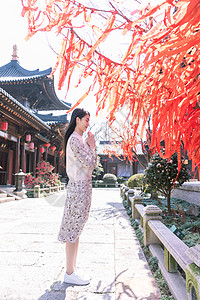 美女大学生一个人旅行逛寺庙祭拜背景图片