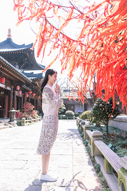 美女大学生一个人旅行逛寺庙祭拜图片