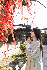 美女大学生一个人旅行逛寺庙祭拜背景图片