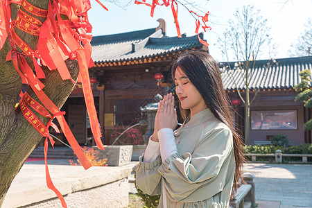 美女大学生一个人旅行逛寺庙祭拜背景图片