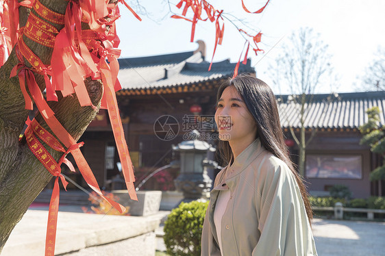 美女大学生一个人旅行逛寺庙祭拜图片