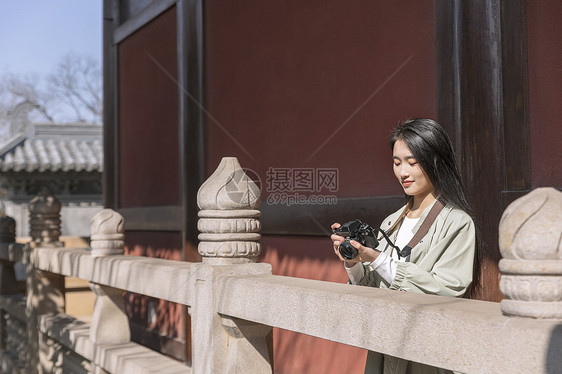 美女大学生一个人旅行逛寺庙图片