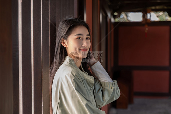 美女大学生一个人旅行逛寺庙图片