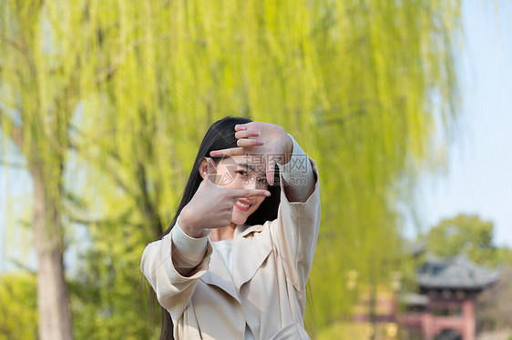 美女大学生旅行春游图片