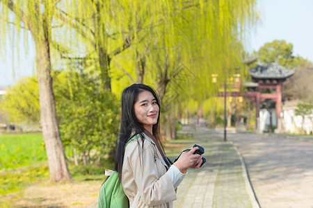 景区游客美女大学生一个人旅行拍照背景