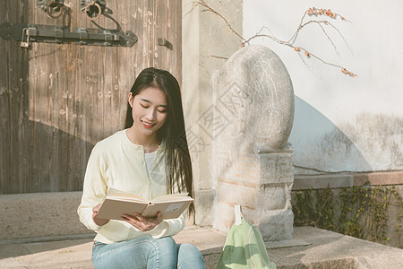 美女游客大学生春游看书图片