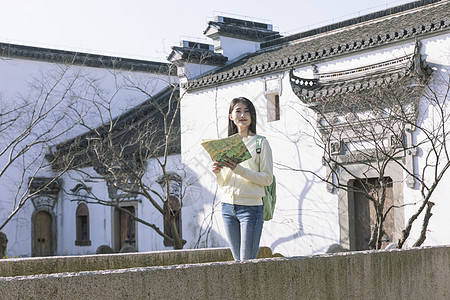 美女大学生一个人旅行看地图图片